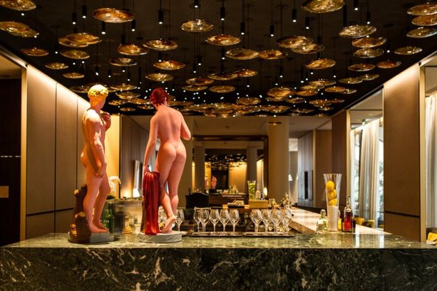 Un cocktail d’arte nella hall: a Milano arriva il maggiordomo, serve Halley e Mulas 