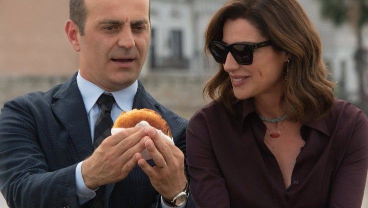Lolita Lobosco porta il panino con polpo in prima serata su Rai1: "Ma senza fetenzie varie". E su Google va in trend 'scammaro'