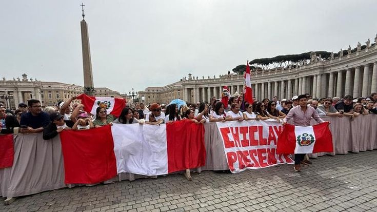 Folla, cori e colori in piazza per la prima benedizione: “Vogliamo scoprire com’è”