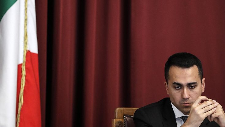 “Realismo, non slogan”. Ora sui migranti Di Maio si smarca dal Carroccio
