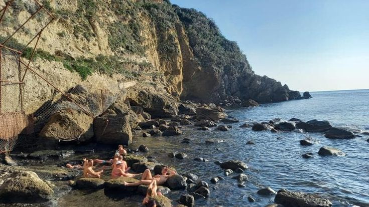 Ischia, mai un gennaio così caldo: 16 gradi e la gente va al mare