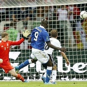 Calcio, Balotelli: "Berlusconi non è stato un signore. Impossibile non litigare con i tifosi dell'Inter"
