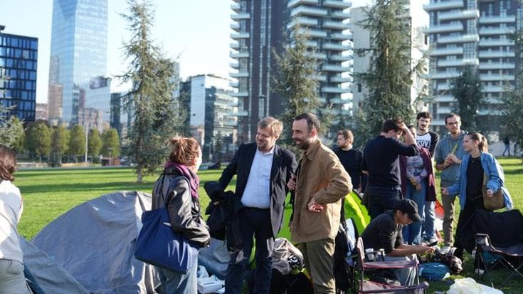 Majorino va tra i ragazzi delle tende: “Scelte diverse sull’edilizia pubblica”