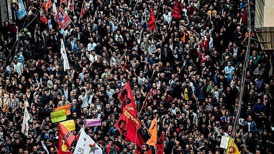 I tormenti di Erdogan stretto tra la Siria e un Paese sull'orlo del caos
