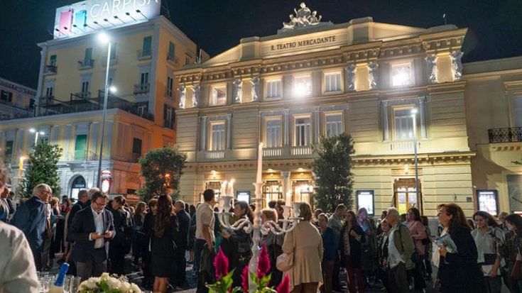 Un brindisi in piazza dopo il Don Giovanni al teatro Mercadante
