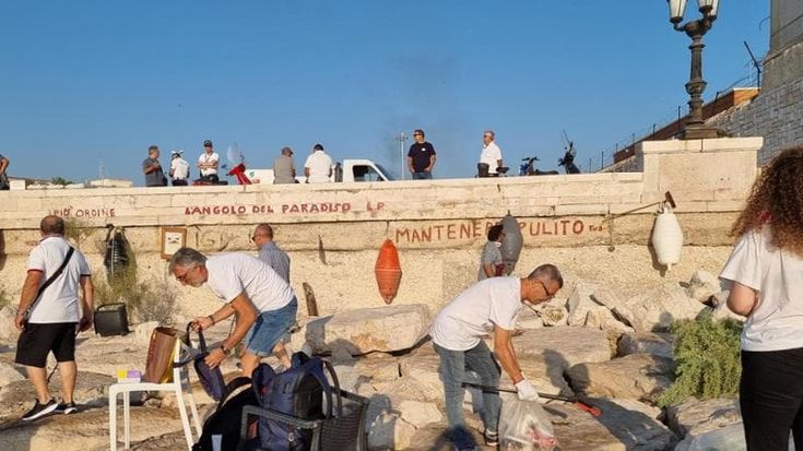 Pulizie all’alba sul lungomare di Bari vecchia: i volontari raccolgono sei sacchi di plastica e polistirolo