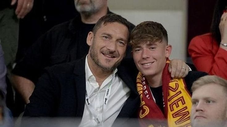 Totti e il business del padel: 1,3 milioni di fondi pubblici per i campi alla Magliana