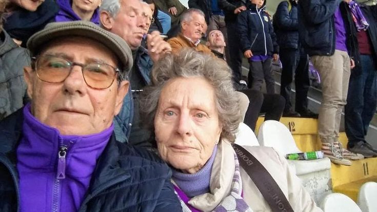 Lui ha 87 anni, lei 83 e faranno 1.200 chilometri in auto e la traversata in traghetto per andare ad Atene a tifare Fiorentina nella finale di Conference: “Siamo così emozionati”