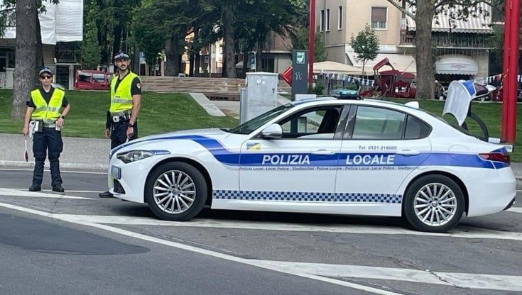 Donna in scooter non si ferma all'alt: viaggiava senza patente, assicurazione e revisione