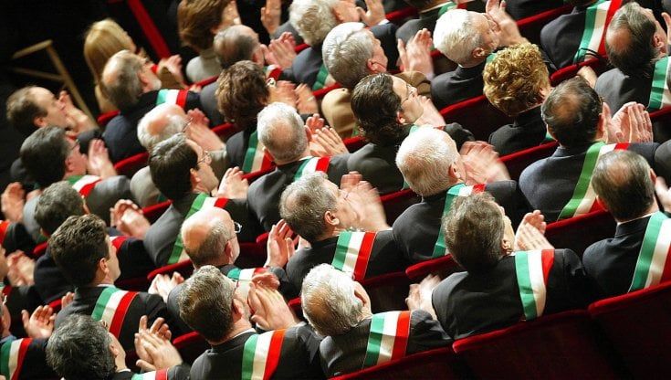 Chi ha trovato i soldi per i Comuni siciliani? Faraone esulta, l'Anci lo rintuzza: "Il merito è nostro"