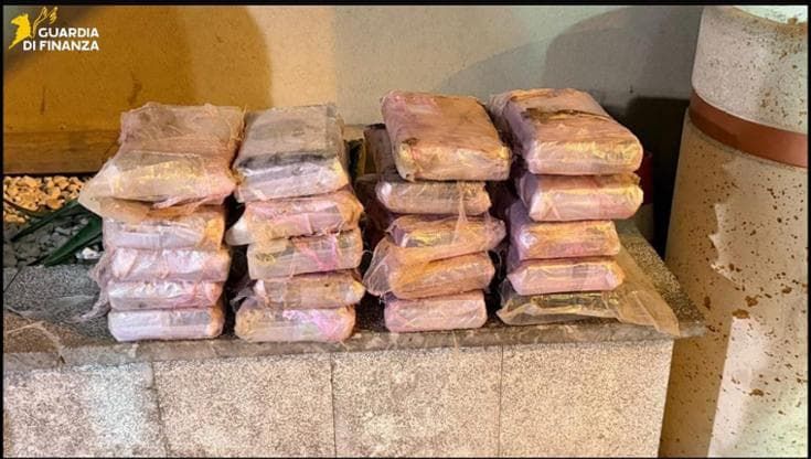 Ventitré chili di cocaina nascosti nella macchina, arrestato palermitano incensurato