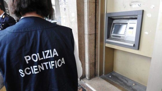 Palermo, i cyber criminali che violavano i bancomat: la polizia denuncia due serbi