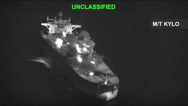 Hormuz, gli Usa colpiscono tre petroliere iraniane: le immagini dell'attacco