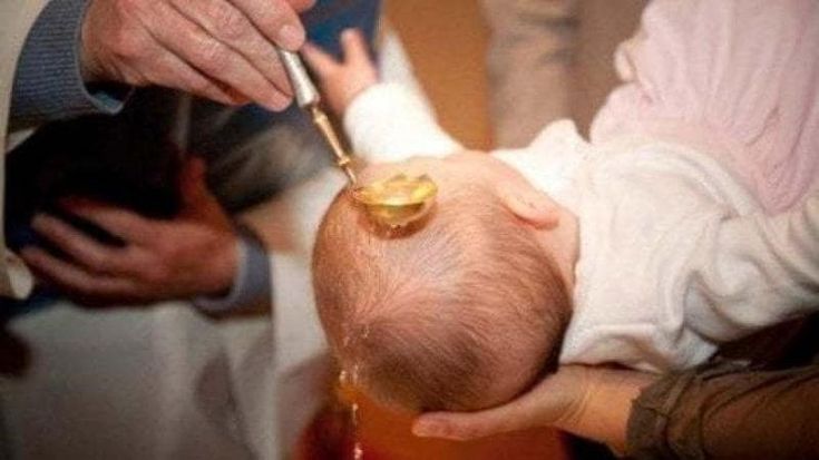 Rissa al battesimo, padre della bambina litiga con la compagna e manda la suocera in ospedale