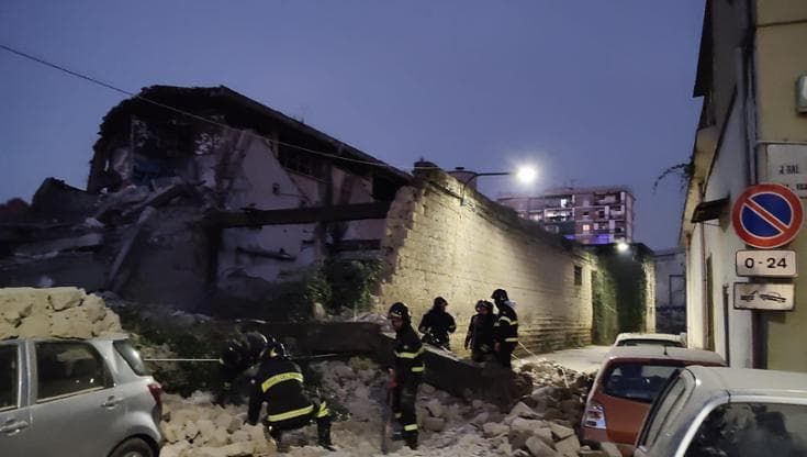 Napoli, crolla muro all’Arenaccia: vigili del fuoco sul posto