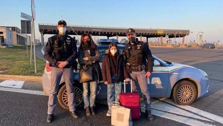Dimentica nella Mediopadana libri e dolci: la polizia riporta tutto alla bambina diretta a Parma