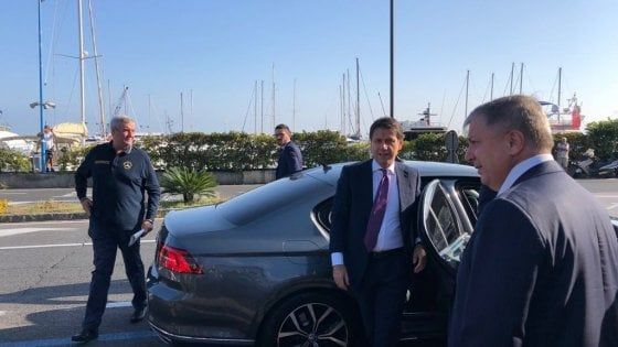 Ischia, il premier Conte nella zona rossa del sisma: "Presto decreto per la ricostruzione"