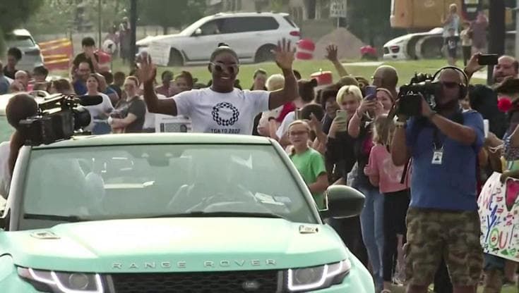 Tokyo 2020, Simone Biles torna a casa: giro trionfante sulla decappottabile tra i fan in festa