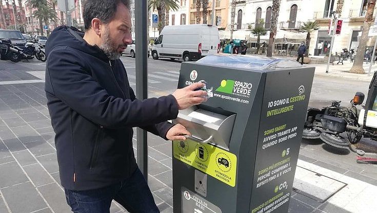 Su via Sparano arriva il cestino intelligente: applausi e cori ai passanti che gettano i rifiuti