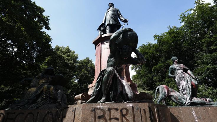 Berlino, vernice sulle statue dei colonialisti