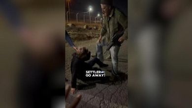 Cisgiordania, un attivista israeliano aggredito da coloni armati: "Ti sparo, stai seduto, aspettate la polizia"