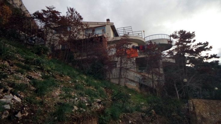 Palermo, si staccano quattro massi da monte Gallo e finiscono nel giardino di una villetta