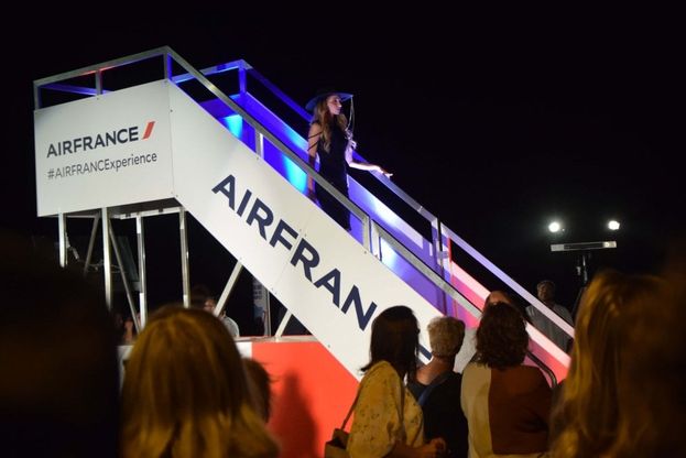 A Bari la sfilata delle modelle AirFrance, la passerella è la scaletta dell'aereo