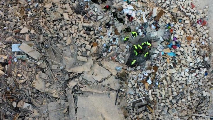 Crollo del palazzo a Bari, il giorno delle responsabilità. Fermati due ladri tra le macerie