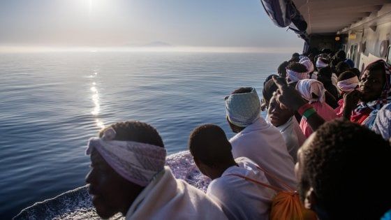Nogarin (M5s): "Pronti a ospitare i migranti". Poi cancella il post. Il ministro Costa: "Nessuno resti in mare"