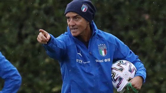 Nazionale, Mancini: "Riapriamo gli stadi alla gente, in Europa lo fa chi sta peggio di noi"