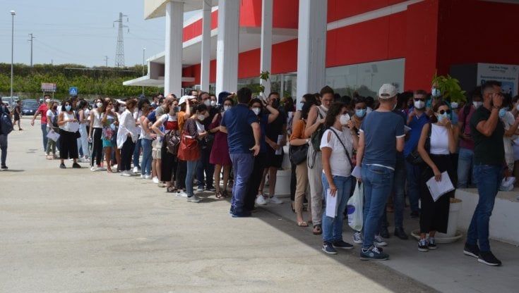 E l'avvocato si mise in coda: Migliaia in fila sotto il sole, via al maxiconcorso per il Sud