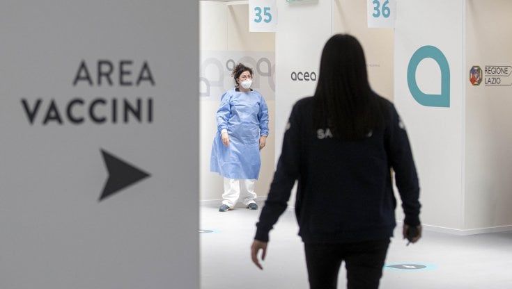Covid, oggi nel Lazio 413 nuovi casi: otto decessi. "Vaccini: almeno due milioni hanno avuto prima dose"