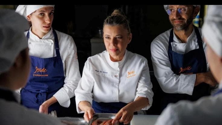 E la chef con la stella sale in cattedra e dà lezioni di cucina