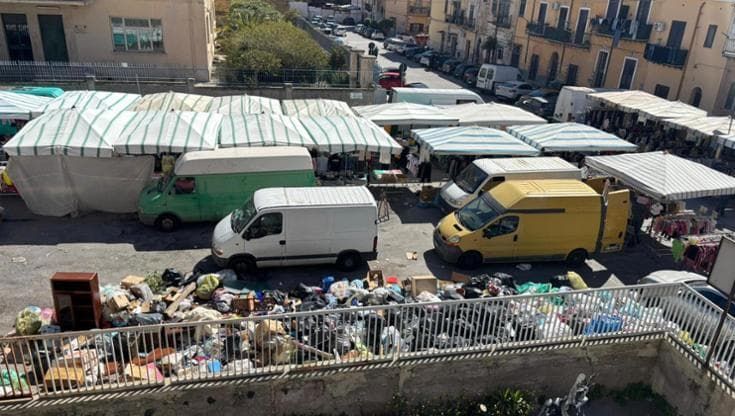 Due scuole assediate dai rifiuti, dove c’erano i cassonetti adesso c’è una discarica fuori controllo