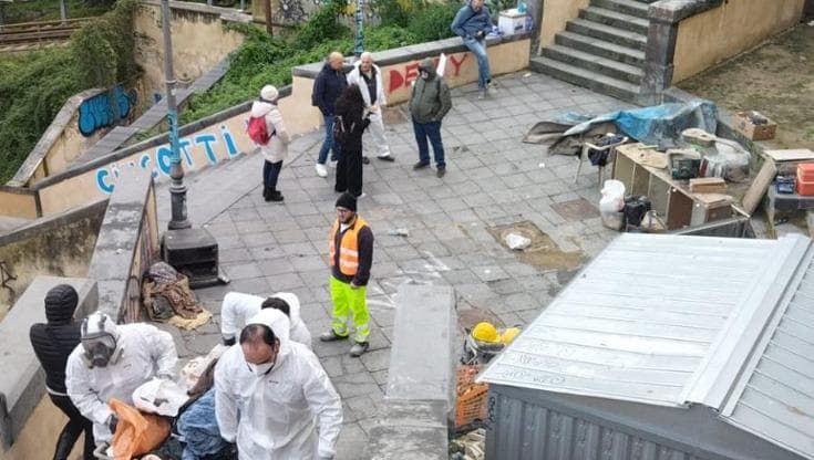 Napoli, Montesanto: bonificata la scalinata, via i rifiuti