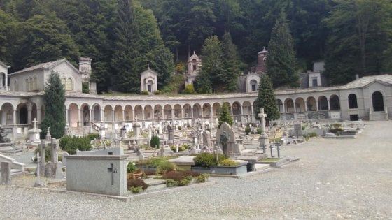 Incubo satanisti a Oropa, profanato il cimitero: otto tombe aperte, scritte "666" 