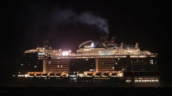 Coronavirus, la nave Msc Meraviglia in attesa di attracco autorizzato in Messico. Proteste a terra