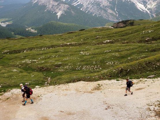 ''Graffiti'' ad alta quota: sulle Cime di Lavaredo i turisti scrivono con le pietre