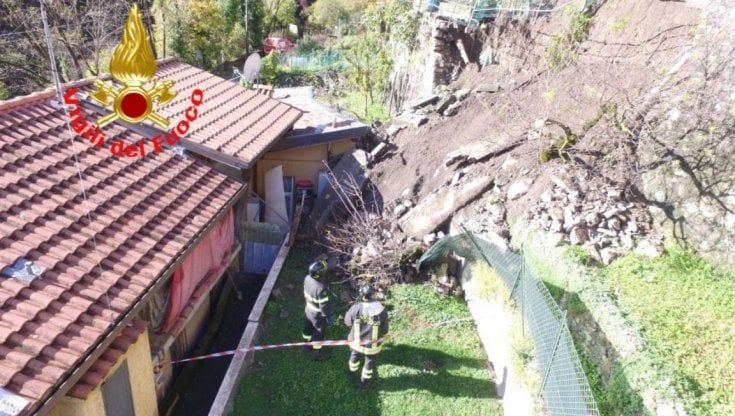 Maltempo, nel Bresciano frana investe una villetta: famiglia evacuata