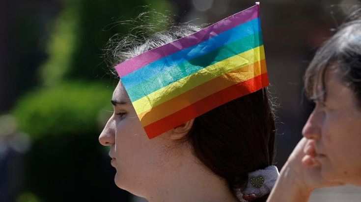 L’Italia non firma la dichiarazione Ue per i diritti Lgbtq+. Schlein: “Rabbia e vergogna”. Roccella: “Sinistra usa omofobia per avere il gender”