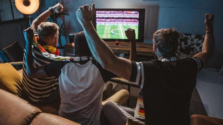 Le partite di calcio in tv uniscono gli italiani di ogni età. Il vecchio schermo batte Twitch e TikTok