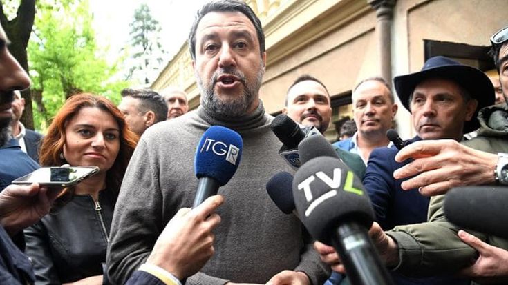 Salvini presenta il suo libro, Meloni va solo all’Altare della Patria: così la destra prova a oscurare il 25 aprile