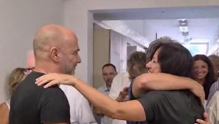 Report, lacrime e abbracci: la redazione esulta per la nuova conduttrice Claudia Di Pasquale