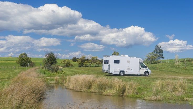 Vacanze in camper, ma non al mare: in molti preferiscono torrenti e laghi