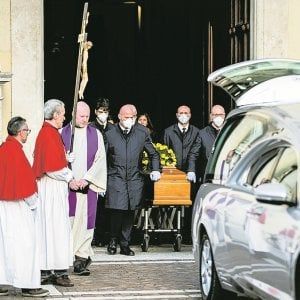 Le cerimonie: i funerali senza lacrime: “Per l’addio alla nonna saremo solo in tre”
