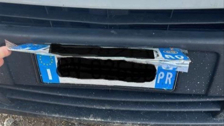 Doppie targhe sul furgone: proprietario denunciato a Parma. "Ero in  buona fede"