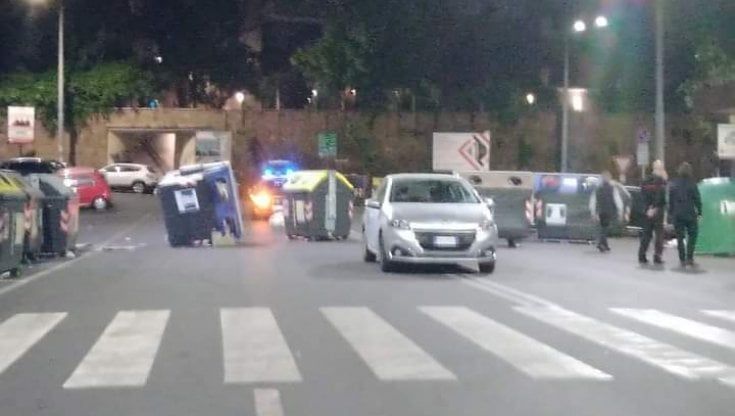 Rapina alla gioielleria: cassonetti in strada per bloccare i carabinieri