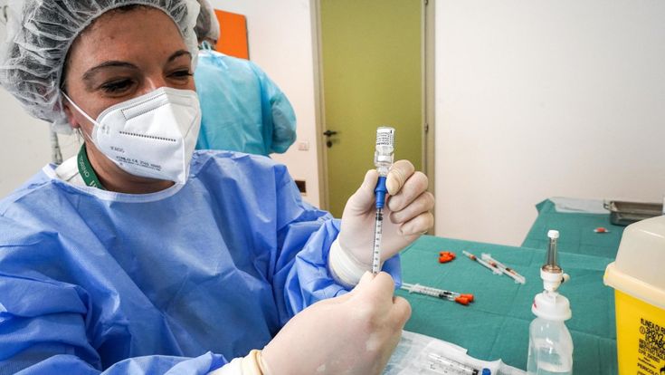 Vaccini, corsa contro il tempo
