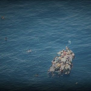 Migranti, allarme di Sea Watch: "Gommone in avaria, molti in acqua"