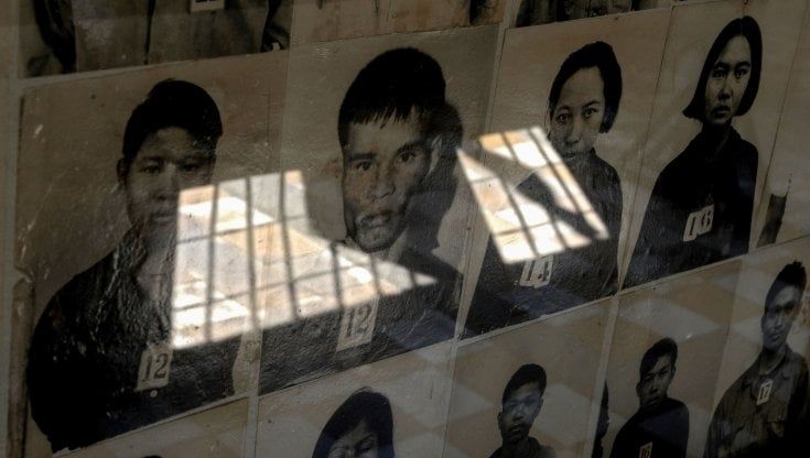 Un sorriso sui volti delle vittime dei Khmer Rossi, la provocazione dell'artista fa infuriare la Cambogia